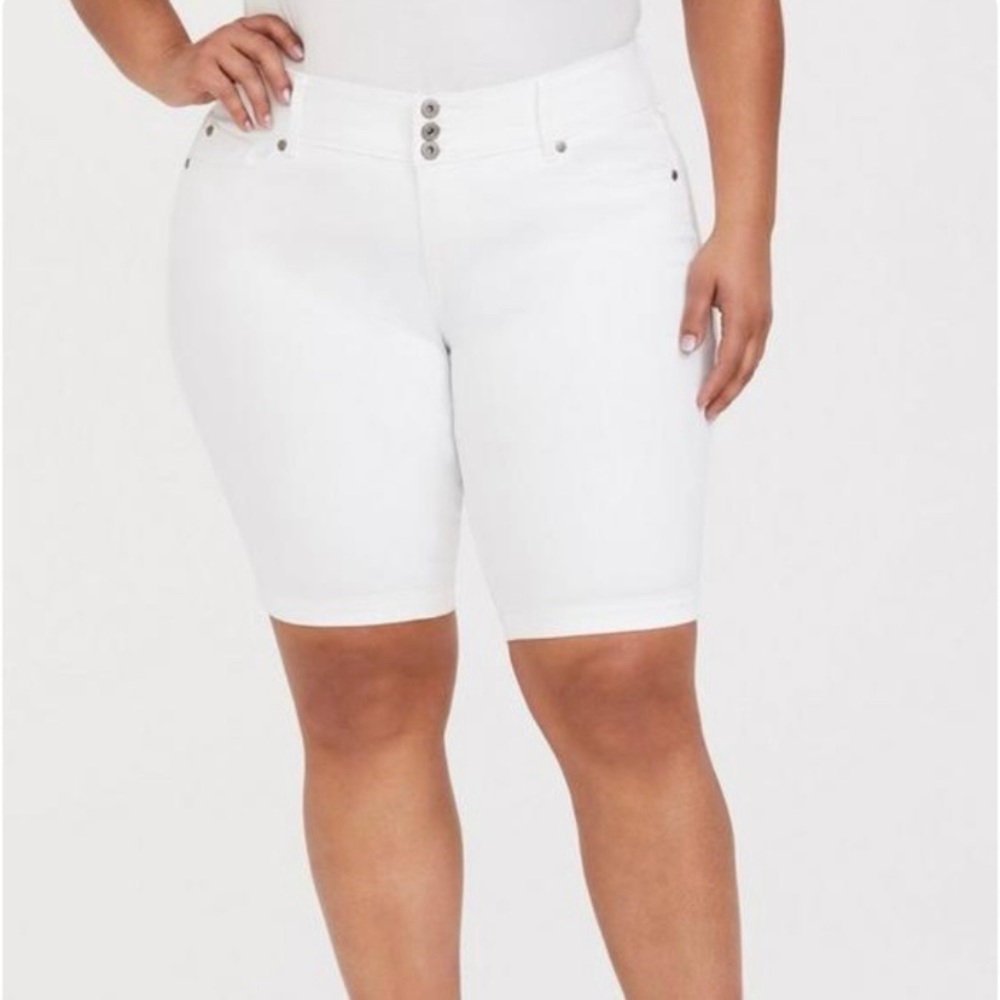 Torrid White Denim Jegging Bermuda Jean Shorts Size 24